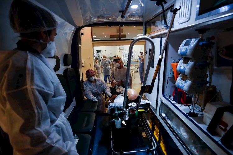 Personal médico transporta a un paciente en ambulancia en la Unidad de Cuidados Intensivos (UCI) del hospital de Clínicas, en Porto Alegre. Foto: Marcelo Oliveira/Efe.