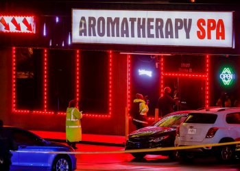 Agentes del Departamento de Policía de Atlanta investigan la escena de un tiroteo fuera de un spa en Piedmont Road en Atlanta, Georgia, EE. UU., 16 de marzo de 2021. Foto: Erik S. Lesser / EFE.