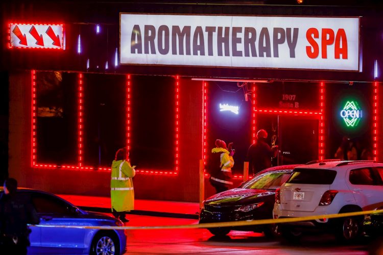 Agentes del Departamento de Policía de Atlanta investigan la escena de un tiroteo fuera de un spa en Piedmont Road en Atlanta, Georgia, EE. UU., 16 de marzo de 2021. Foto: Erik S. Lesser / EFE.