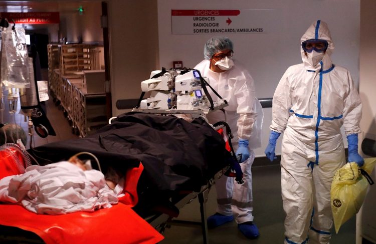 Trabajadores de una clínica donde tratan pacientes de la COVID-19 en Montpellier (Francia) Foto: Guillaume Horcajuelo / EFE.