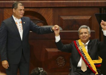 En esta fotografía de archivo, del 24 de mayo de 2017, el presidente entrante Lenín Moreno, a la derecha, levanta la mano con el presidente saliente Rafael Correa, durante la ceremonia de juramentación en Quito, Ecuador.  Foto: Dolores Ochoa, Ap/Archivo.