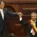 En esta fotografía de archivo, del 24 de mayo de 2017, el presidente entrante Lenín Moreno, a la derecha, levanta la mano con el presidente saliente Rafael Correa, durante la ceremonia de juramentación en Quito, Ecuador.  Foto: Dolores Ochoa, Ap/Archivo.