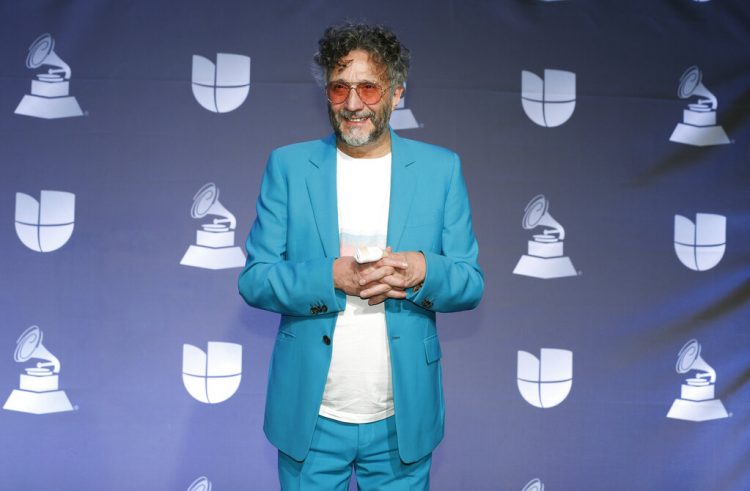 El rockero argentino Fito Páez posa en la sala de prensa durante la ceremonia de los Latin Grammy, el 14 de noviembre de 2019 en Las Vegas. Foto: Eric Jamison/Invision/AP, Archivo.