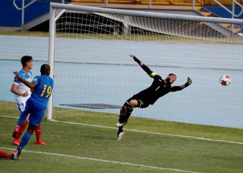 Charlison Benschop (c) de Curazao perfora la defensa del arquero Sandy Sánchez, de Cuba, durante un partido por la Eliminatoria de Concacaf para el Mundial Catar 2022. Foto: Esteban Biba/Efe/Archivo.