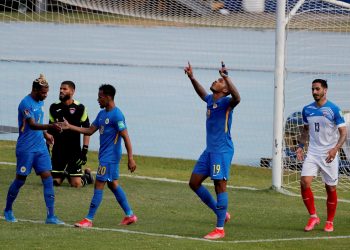 Charlison Benschop (2-i), de Curazao, celebra tras anotar un gol contra Cuba, durante un partido por la Eliminatoria de Concacaf para el Mundial Catar 2022, en el Estadio Nacional Doroteo Guamuch Flores de Ciudad de Guatemala (Guatemala). Foto: Esteban Biba/Efe.