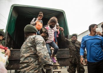 Autoridades hondureñas reciben a migrantes indocumentados. Foto: Esteban Biba / EFE / Archivo.