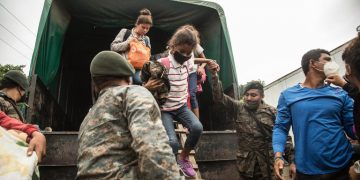Autoridades hondureñas reciben a migrantes indocumentados. Foto: Esteban Biba / EFE / Archivo.