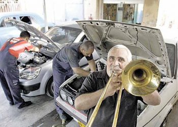 El fallecido músico cubano Hugo Morejón Gómez, quien fuera trombonista de la orquesta Los Van Van. Foto: @escalonaegrem / Twitter.