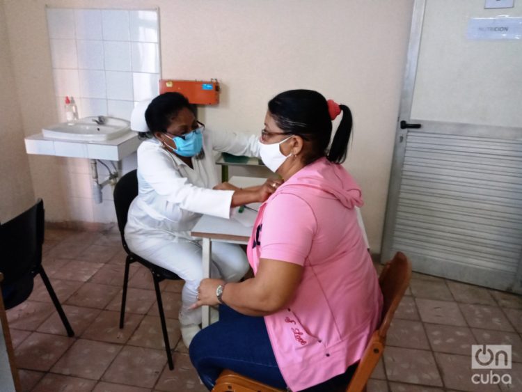 Una trabajadora de la Salud, participante en un estudio de intervención, es evaluada antes de recibir la primera dosis del candidato vacunal Soberana 02, en el Policlínico Docente Vedado, en La Habana. Foto: Eric Caraballoso Díaz.