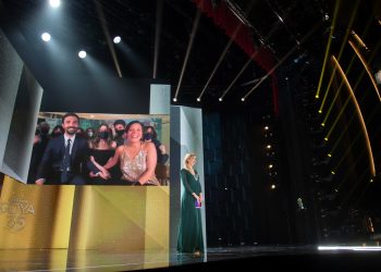 Valérie Delpierre (producción) y Alex Lafuente (director de fotografía), ambos visibles en la pantalla, recibieron el premio por el filme "Las Niñas", de Pilar Palomero. Foto: twitter.com/PremiosGoya