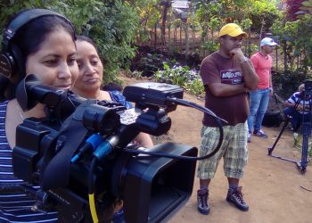 La realizadora audiovisual cubana Lenia Sainiut (izq) y su equipo de trabajo. Foto: Cortesía de Lenia Sainiut.