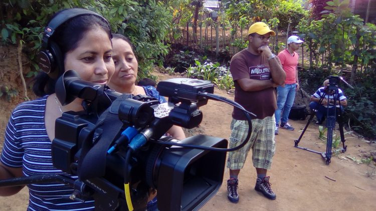 La realizadora audiovisual cubana Lenia Sainiut (izq) y su equipo de trabajo. Foto: Cortesía de Lenia Sainiut.