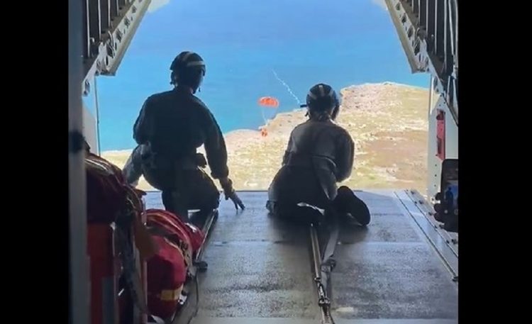 Miembros de la Guardia Costera entregan suministros a seis migrantes, posteriormente trasladados a Bahamas. Fotograma del video de la Guardia Costera de EE. UU.