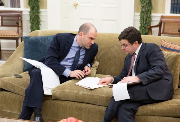 Ricardo Zúñiga (a la derecha) conversa con Ben Rhodes en la Oficina Oval el día que los dos países reanudaron relaciones diplomáticas. |Foto: Pete Souza / Casa Blanca.