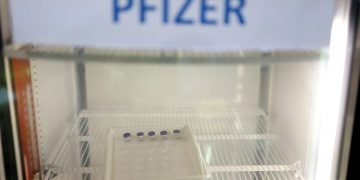 Dosis de la vacuna de Pfizer contra la COVID-19 en un refrigerador. Foto: Ian Langsdon / EFE / Archivo.