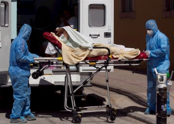 Paramédicos ingresan hoy a pacientes covid-19 al Hospital San Felipe, en Tegucigalpa, Honduras. Foto: Gustavo Amador / EFE.