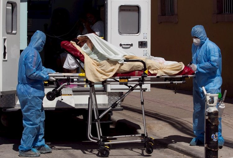 Paramédicos ingresan hoy a pacientes covid-19 al Hospital San Felipe, en Tegucigalpa, Honduras. Foto: Gustavo Amador / EFE.