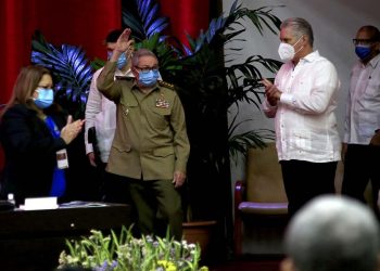El presidente cubano Miguel Díaz-Canel (d) relevará a Raúl Castro (c) al frente del Partido Comunista de Cuba (PCC), tras su elección como Primer Secretario durante el 8vo Congreso de la organización política. Foto: Ariel Ley Royero / EFE vía ACN.