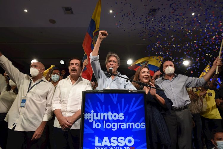 El exbanquero Guillermo Lasso (c) celebra junto a sus seguidores su triunfo en la segunda vuelta de las elecciones presidenciales de Ecuador, el 11 de abril de 2021. Foto: Santiago Fernández / EFE.