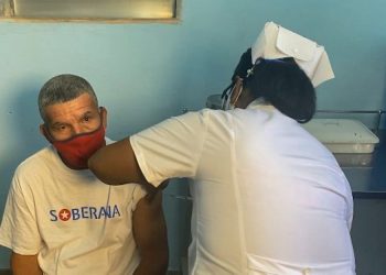 Tras la administración de una dosis de Soberana 02 al voluntario 44.010, concluyó la primera fase del ensayo clínico fase III con el candidato vacunal cubano. Foto: @cubadebatecu/Twitter.