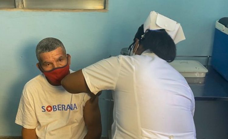 Tras la administración de una dosis de Soberana 02 al voluntario 44.010, concluyó la primera fase del ensayo clínico fase III con el candidato vacunal cubano. Foto: @cubadebatecu/Twitter.