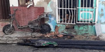 Restos calcinados de la moto frente a la casa donde ocurrió el siniestro. Foto: Radio Vitral/Facebook.