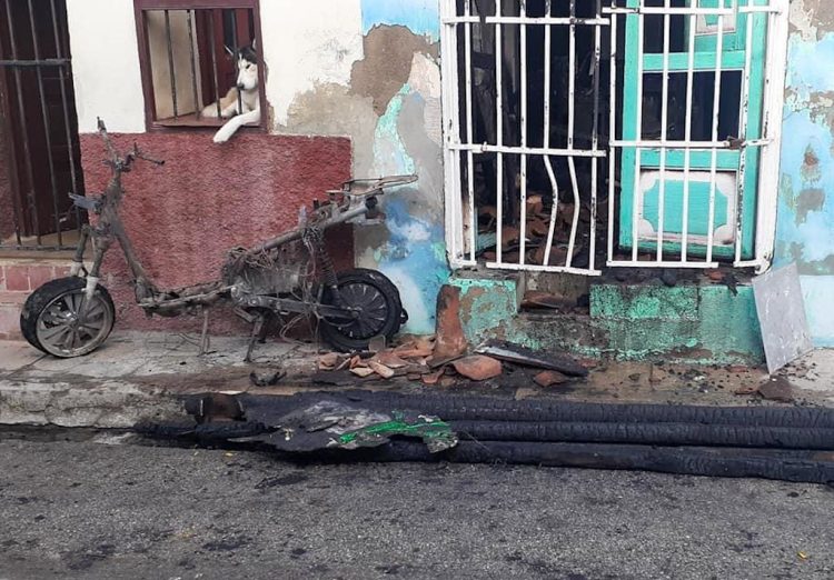 Restos calcinados de la moto frente a la casa donde ocurrió el siniestro. Foto: Radio Vitral/Facebook.