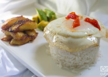 Arroz blanco, huevo y platanito maduro frito, un clásico de la culinaria cubana. Foto: Otmaro Rodríguez