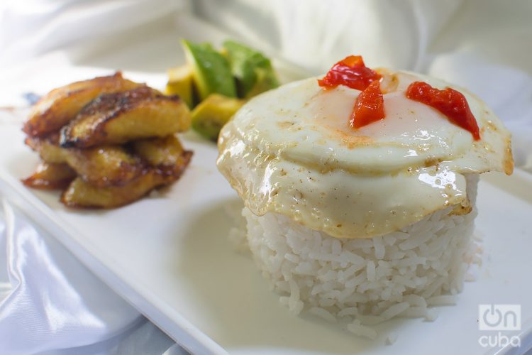 Arroz blanco, huevo y platanito maduro frito, un clásico de la culinaria cubana. Foto: Otmaro Rodríguez