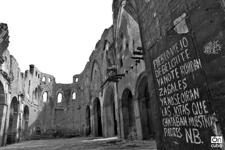 Puerta de la iglesia de San Martín con la jota escrita por Natalio Vaquero al abandonar Belchite.