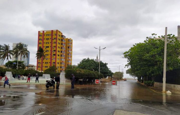 Agentes del orden impiden la circulación a las áreas inundadas en el barrio habanero del Vedado, el 2 de abril de 2021. Foto: Tribuna de La Habana.