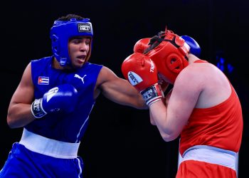 El cubano Jorge Luis Felimón se impuso a su rival polaco en la final del Campeonato Muncial Juvenil de Boxeo. Foto: @AIBA_Boxing/Twitter.