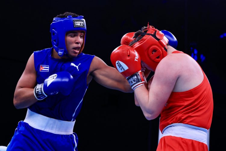 El cubano Jorge Luis Felimón se impuso a su rival polaco en la final del Campeonato Muncial Juvenil de Boxeo. Foto: @AIBA_Boxing/Twitter.