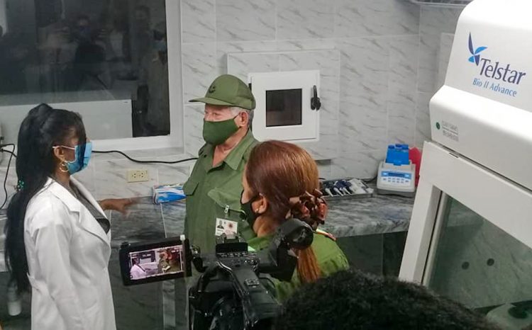 El General de División Ramón Pardo Guerra (detrás), jefe del Estado Mayor Nacional de la Defensa Civil de Cuba, en el laboratorio de biología molecular en la Isla de la Juventud, inaugurado este martes 27 de abril de 2021. Foto: @dir_Salud_IJ/Twitter.