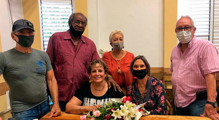 Laura Alonso (debajo, al centro) junto a los miembros del jurado del Premio Nacional de Danza 2021, Alberto Méndez, Johannes García, Nieves Laferté, Rosario Cárdenas y Miguel Iglesias (de izquierda a derecha). Foto: cubaescena.cu