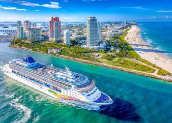 Foto de archivo de un crucero saliendo del puerto de Miami. | Foto: Norwigean Cruise Lines