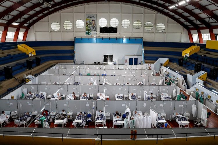 Pacientes en tratamiento por coronavirus, en el Hospital Municipal de Campaña Pedro Dell Antonia, el 15 de abril de 2021 en la ciudad de Santo André, en el estado de Sao Paulo (Brasil). Foto: Sebastiao Moreira/Efe