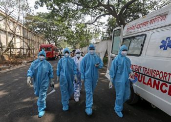 Trabajadores sanitarios de la India, en medio de la nueva ola de la COVID-19. Foto: Divyakant Solanki / EFE.