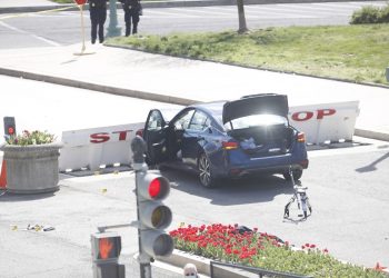 Vehículo en el cual un individuo intentó ingresar al Capitolio de Estados Unidos, en Washington DC, el 2 de abril de 2021. Foto: Sawn Thew / EFE.