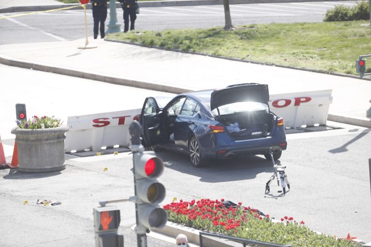 Vehículo en el cual un individuo intentó ingresar al Capitolio de Estados Unidos, en Washington DC, el 2 de abril de 2021. Foto: Sawn Thew / EFE.