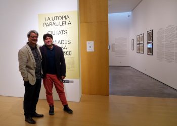 El arquitecto Juan Luis Morales (i) y el crítico de arte y curador Iván de la Nuez (d), con su proyecto de exposición "La utopía paralela. Ciudades soñadas en Cuba (1980-1993)", en el Museo de Arte Contemporáneo Es Baluard, en Palma de Mallorca, España. Foto: @esbaluardmuseu / Twitter.