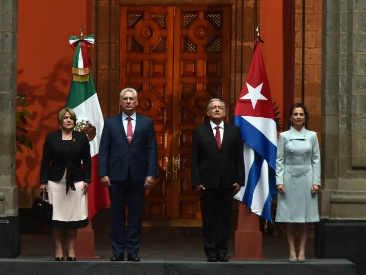 Los presidentes de Cuba, Miguel Díaz-Canel (i), y México, Andrés Manuel López Obrador, durante la visita del mandatario cubano a México, en octubre de 2019. Foto: Estudios Revolución / presidencia.gob.cu / Archivo.