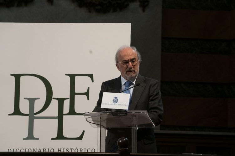 Santiago Muñoz Machado, director de la Real Academia Española (RAE), en la presentación de las novedades del Diccionario Histórico de la Lengua Española, el 13 de abril de 2021. Foto: @RAEinforma / Twitter.