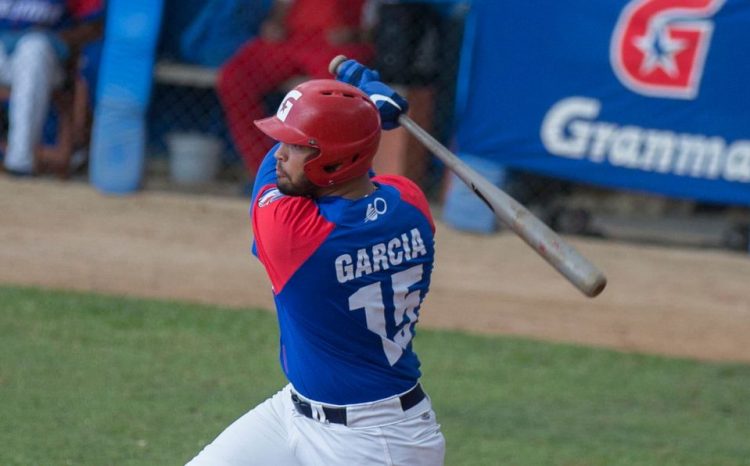 El bateo de Guillermo García fue clave en la tercer victoria de los Alazanes de Granma en la final de la 60 Serie Nacional ante Matanzas. Foto: Foto: Ismael Francisco / Cubadebate.