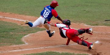 El granmense Raico Santos es puesto out en home, en el sexto partido de la final de la 60 Serie Nacional de Béisbol, entre Granma y Matanzas, el 2 de abril de 2021. Foto: Ismael Francisco / Cubadebate / Archivo.