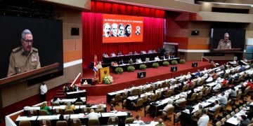 El expresidente cubano y líder del Partido Comunista de la Isla, Raúl Castro, presenta el Informe Central del 8vo Congreso de la organización política, en el Palacio de las Convenciones de La Habana, el viernes 16 de abril de 2021. Foto: @PartidoPCC / Twitter.