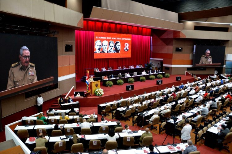 El expresidente cubano y líder del Partido Comunista de la Isla, Raúl Castro, presenta el Informe Central del 8vo Congreso de la organización política, en el Palacio de las Convenciones de La Habana, el viernes 16 de abril de 2021. Foto: @PartidoPCC / Twitter.