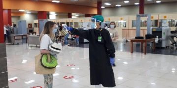 Todos los viajeros pasaron por controles sanitarios en el aeropuerto matancero antes de salir a sus respectivos destinos en Varader. Foto: Tomada del perfil de Facebook de Pedro Arturo Rizo.