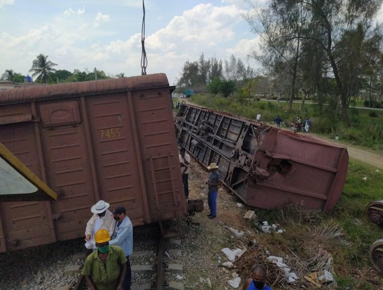 Un tren cargado de papa con destino a Holguín se descarriló en una localidad tunera, sin daños humanos ni pérdidas materiales en la comunidad donde se produjo el accidente. Foto: Tomada del Facebook de Orlando Cruz.