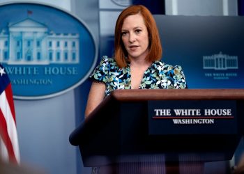 La secretaria de Prensa de la Casa Blanca, Jen Psaki, habla con periodistas, en Washigton. Foto: Stefani Reynolds/Efe.